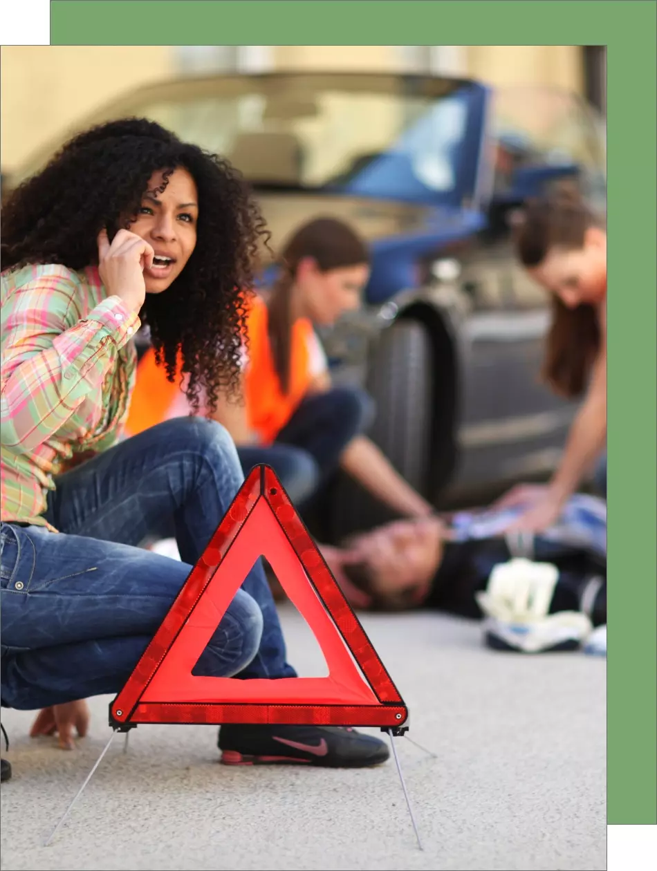 anruf-titelbild Frau ruft Notruf nach einem Unfall